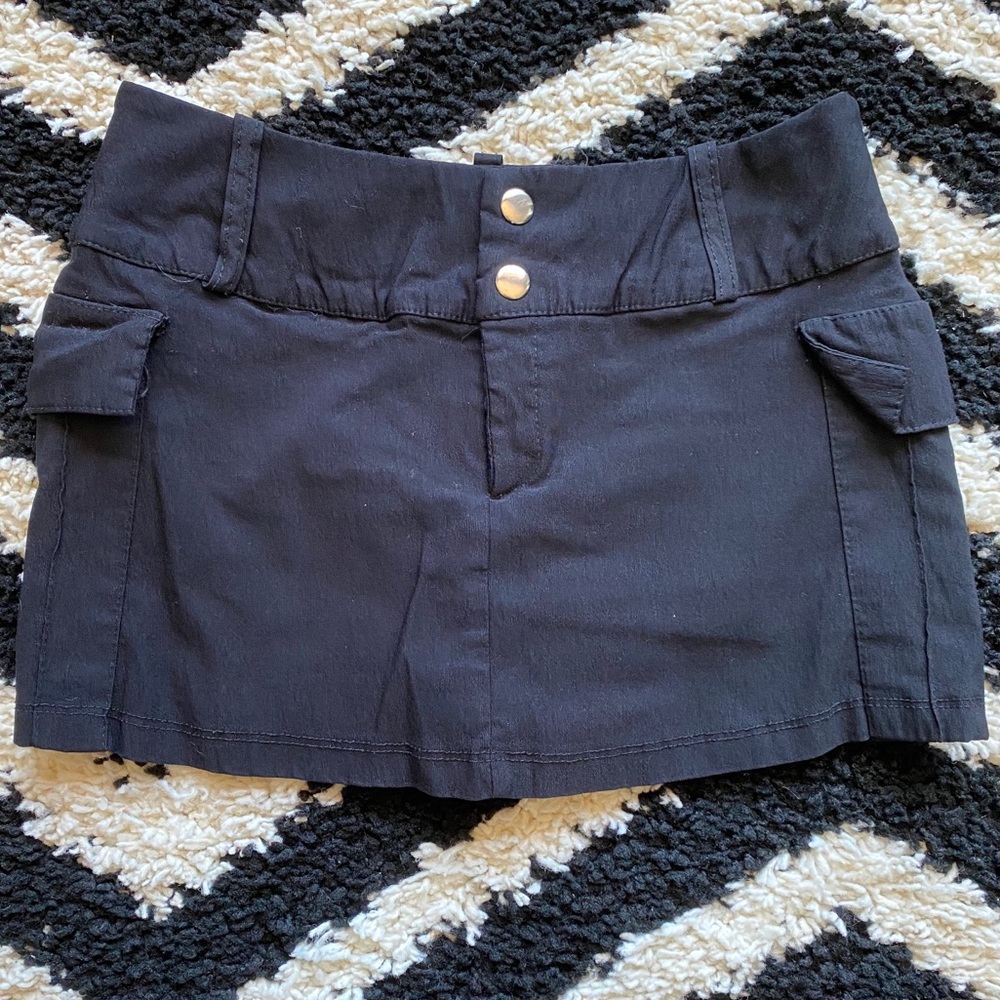 Medium black skort